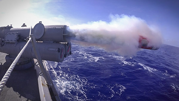 3月27日，美军伯克级驱逐舰麦凯恩号（DDG 56）在菲律宾海的反潜战演习期间，发射了一枚鱼雷。（美国海军）