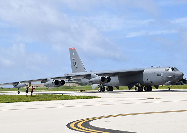5月7日，一架B-52H轰炸机从关岛安德森空军基地准备起飞。（美国空军）