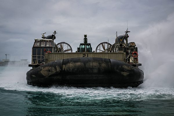 6月1日，美国海军登陆队的气垫登陆艇在冲绳白滩海军基地训练。（美国海军陆战队）