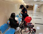 老母照护病儿身心俱疲 深夜护理师叩警助返家