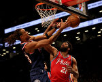 组图：NBA恩比德获34分 76人110:102胜篮网
