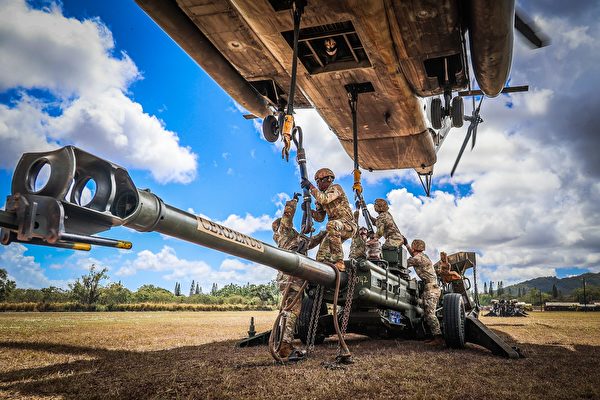 9月14日，在夏威夷斯科菲爾德軍營的鋼鐵坩堝演習中，美國陸軍正在將M777A2榴彈砲掛載到CH-53E直升機上。（美國陸軍）