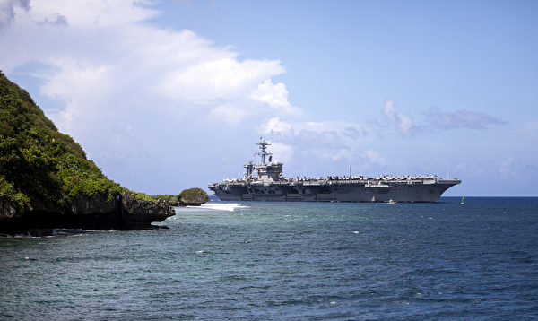 11月11日老兵节，美军的卡尔文森号航母（CVN 70）停靠关岛。（美国印太司令部）