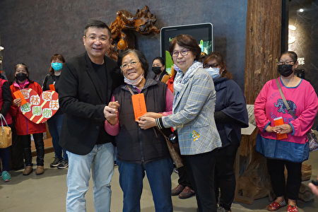 董事長陳品宏（左）贈送每位家扶媽媽2500元禮金，右為雲林家扶委員李美惠。