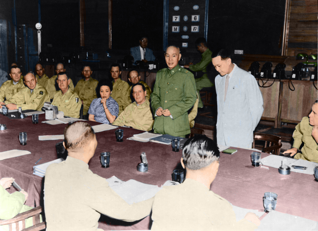 蒋介石与麦帅商讨军事合作计划。民国39年7月31日,麦克阿瑟与蒋介石在会议上对中美军事合作事宜进行交流,蒋介石致词时,由身旁的外交部长叶公超进行翻译。(公有领域)