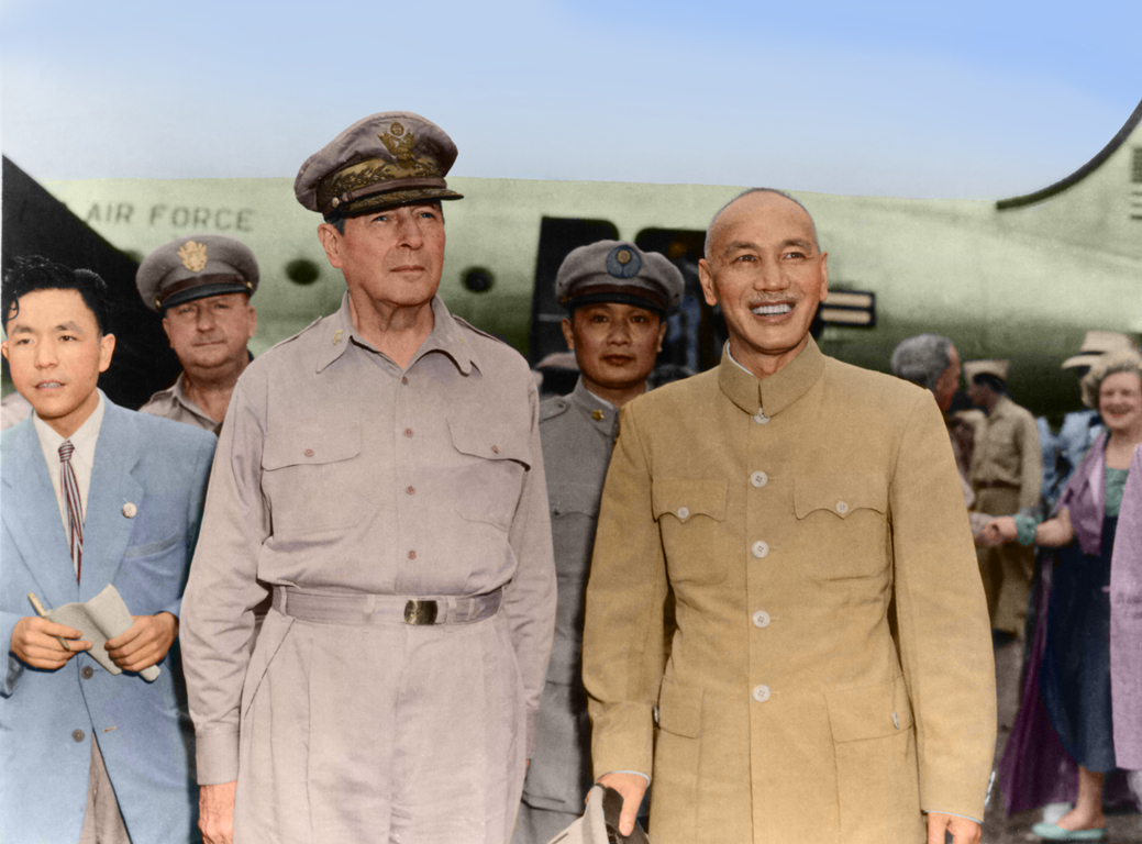 1950年7月31日,遠東盟軍總司令道格拉斯.麥克阿瑟(Douglas MacArthur)自東京飛抵台北,蔣介石總統前往迎接。(公有領域)