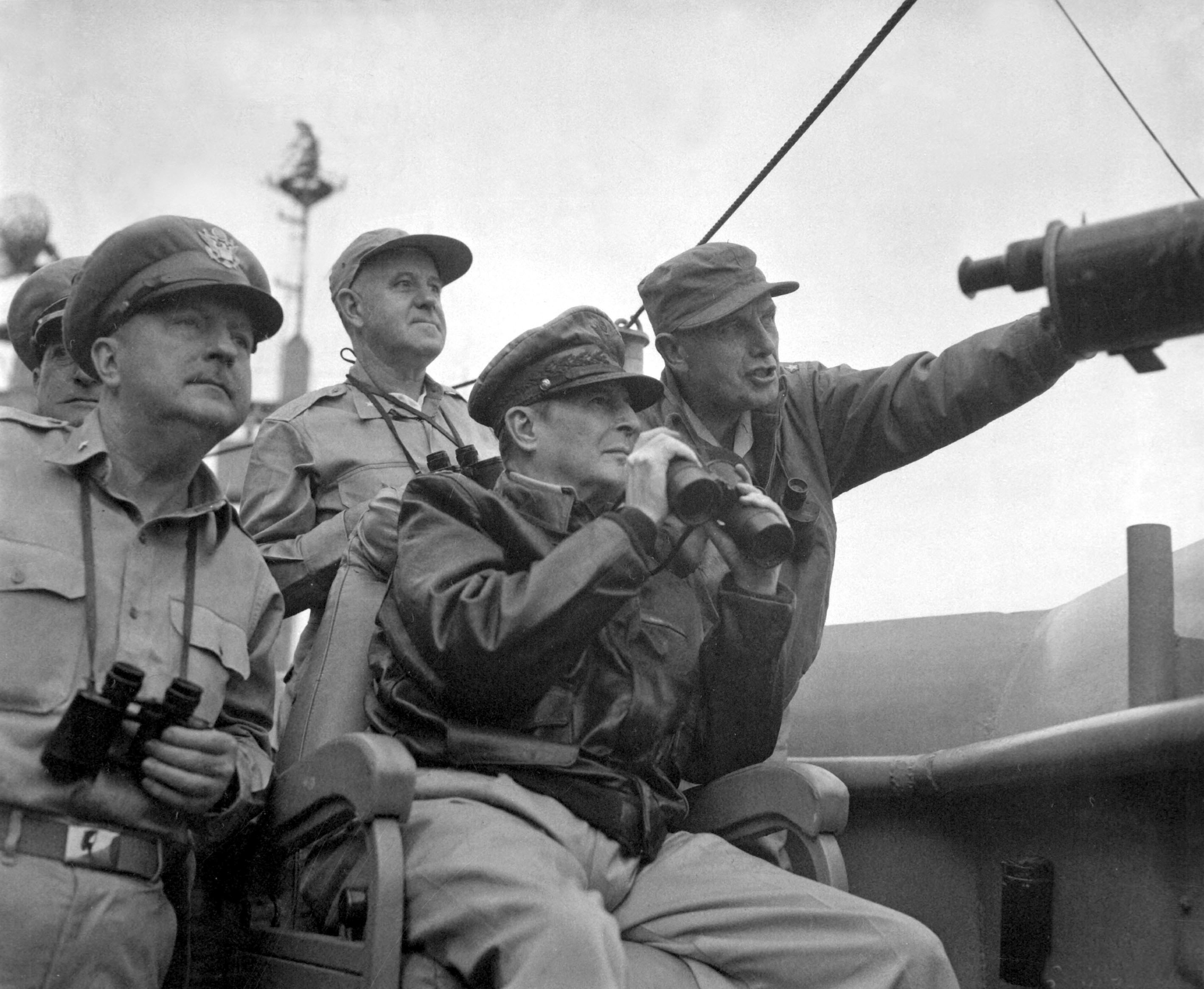 1950年9月15日,麦克阿瑟正自“麦肯尼峰号”上观测海军支援仁川登陆的沿海炮击。(公有领域)