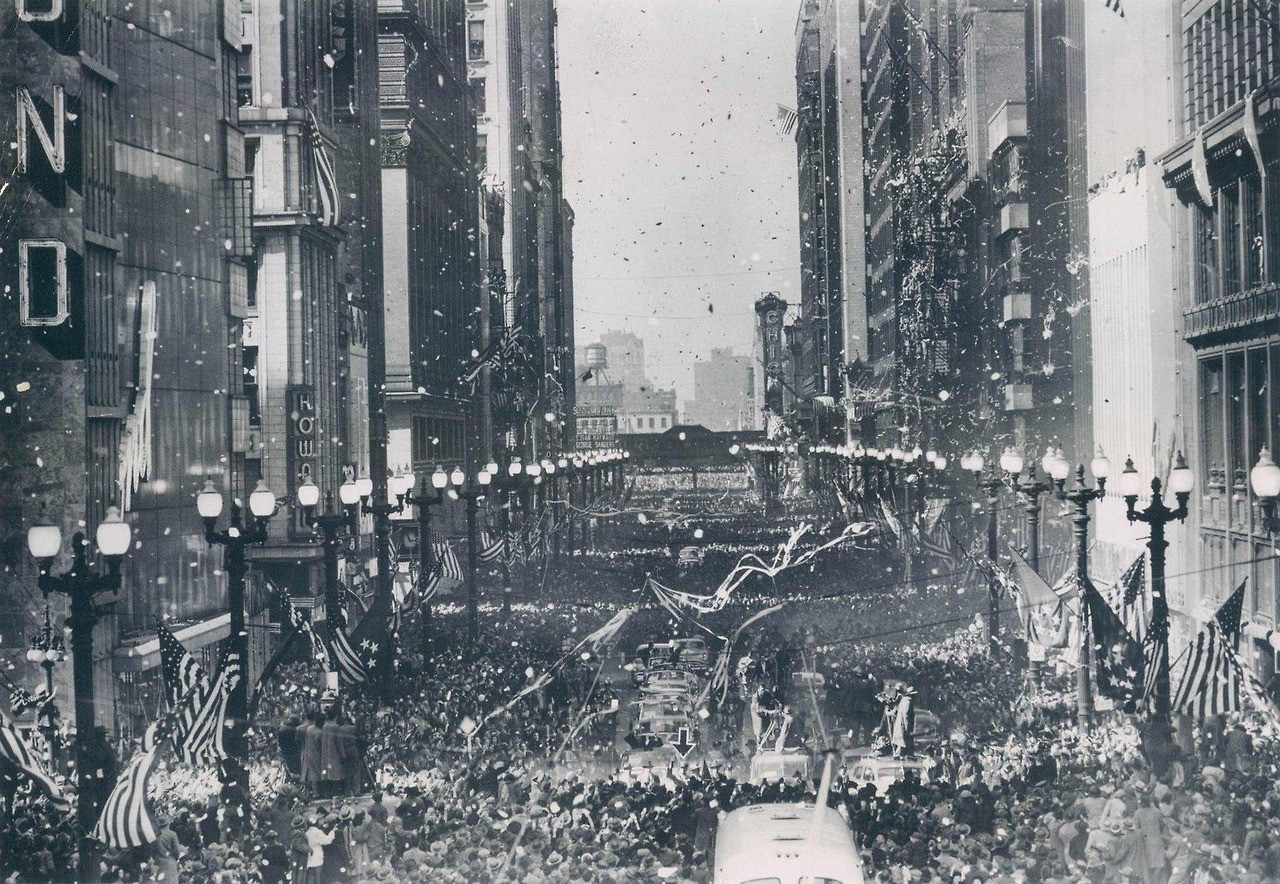 1951年4月26日,麦克阿瑟抵达芝加哥,受到盛大欢迎。(伊利诺州史志数位图书馆)