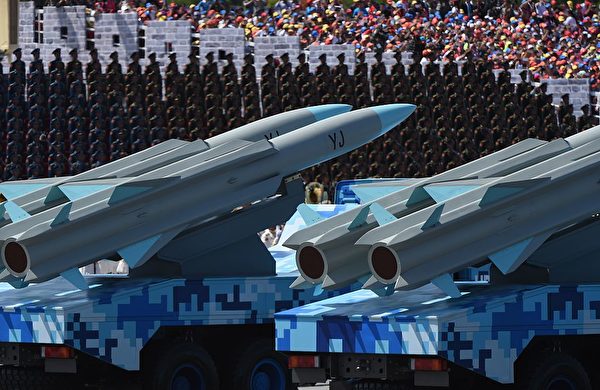 2015年9月3日，中共在北京天安門廣場的閱兵式上展示了鷹擊系列反艦導彈，繼承了俄羅斯導彈體積較大的特點。殲-15搭載鷹擊系列反艦導彈，從航母滑跳式甲板起飛的風險確實不小。（Greg Baker/AFP via Getty Images）