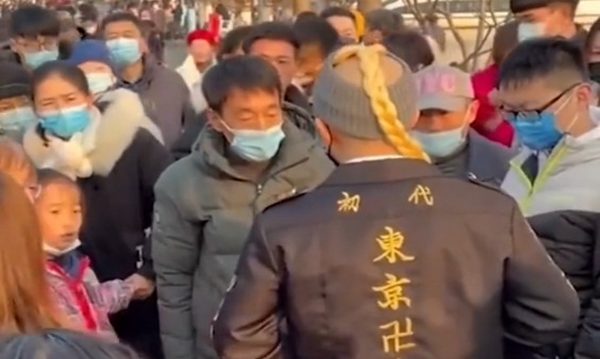 南京一男子穿日本服饰游园遭围堵