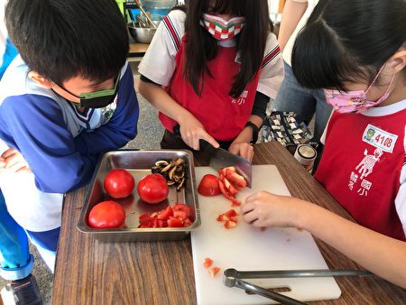 麟洛國小學童動手做番茄米粉湯。