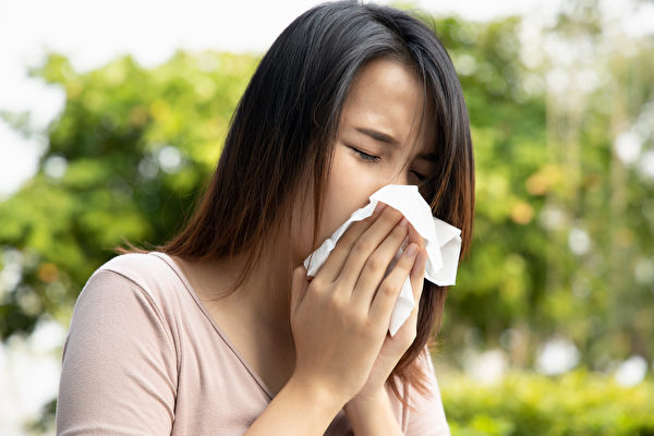 感染Omicron變種後的前5種症狀跟感冒很像。(Shutterstock)