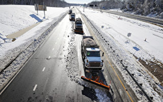 组图：暴风雪袭击美国东部 I-95州际公路受阻