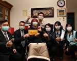 黃敏惠與徐國勇 關懷身障退伍軍人贈慰問金