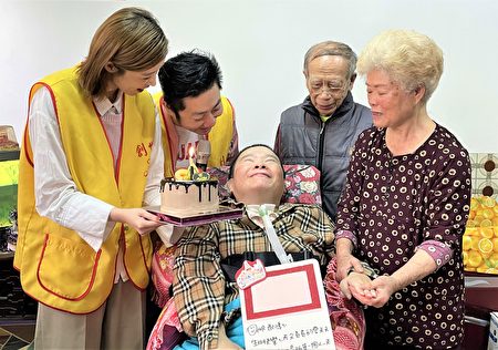 藝人王瞳與艾成夫妻與創世台中院到宅團隊前往黃女士家中做公益，提前為她慶生，並致贈高齡80歲父母創世年禮及紅包。