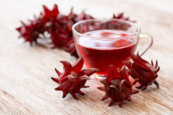 洛神花搭配甘草、山楂或蔓越莓乾，保健效果更好。(Shutterstock)