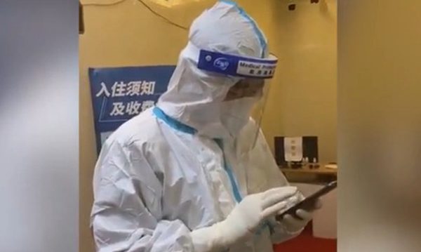 西安作协主席批评女子哭求卫生巾 引众怒