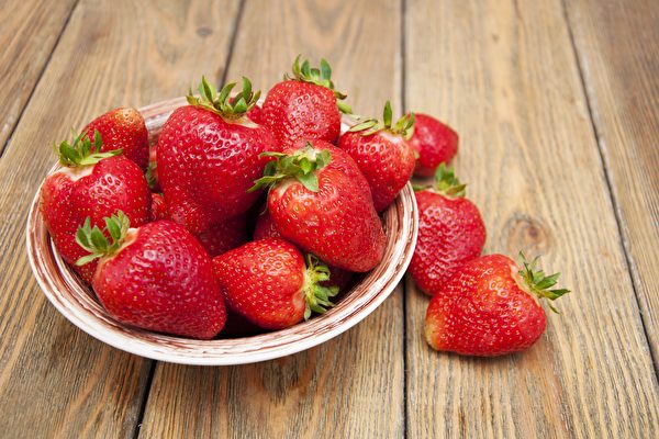 吃草莓好处多，叶酸含量高，有助补血。(Shutterstock)