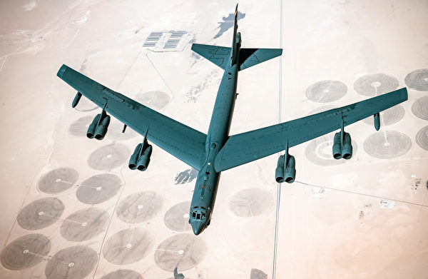 2021年3月7日，一架B-52同温层堡垒轰炸机在美国中央司令部责任区上空。（美国空军）