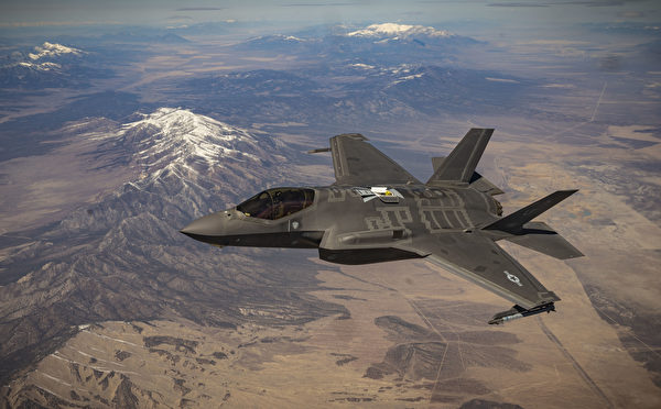 2021年3月18日，F-35 Lightning II戰鬥機飛越內華達測試和訓練場。（美國空軍）