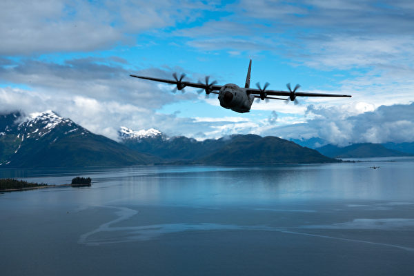 2021年7月14日，一架C-130J 超級大力神運輸機在阿拉斯加理查森聯合基地參加演習。（美國空軍）