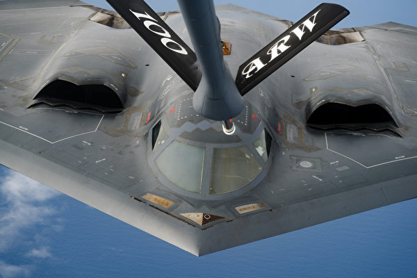 2021年9月6日，B-2 Spirit隱形轟炸機在大西洋上空執行任務期間進行空中加油作業。（美國空軍）