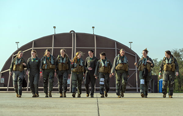 2021年10月25日，在韩国乌山空军基地，第36和第25战斗机中队的10名女飞行员进行历史性的飞行前会合。（美国空军）
