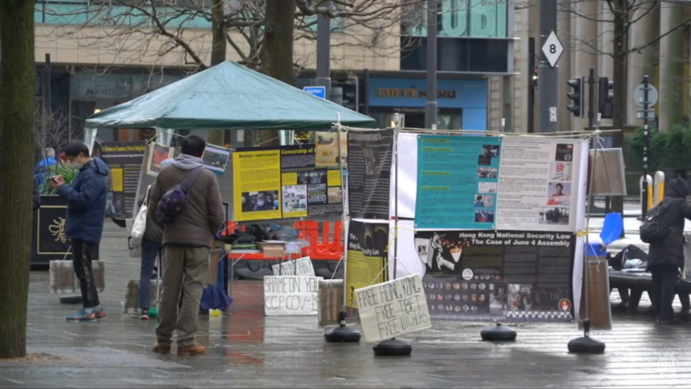 曼徹斯特（Manchester）亦有港人發起人鏈活動及展覽。（大紀元記者拍攝）