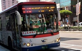 公车贴告示“禁止眼神拦车” 司机无奈乘客笑翻