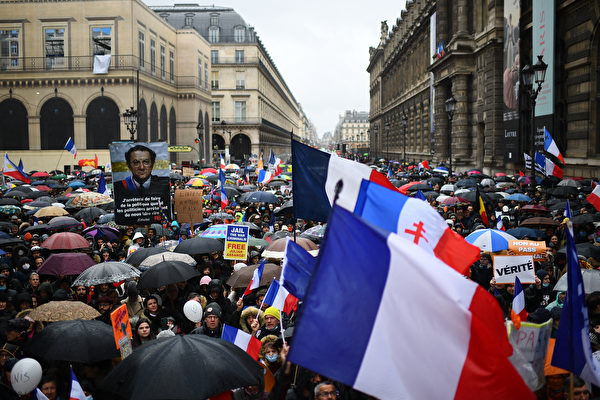 组图：法国强推新防疫措施 逾10万人抗议