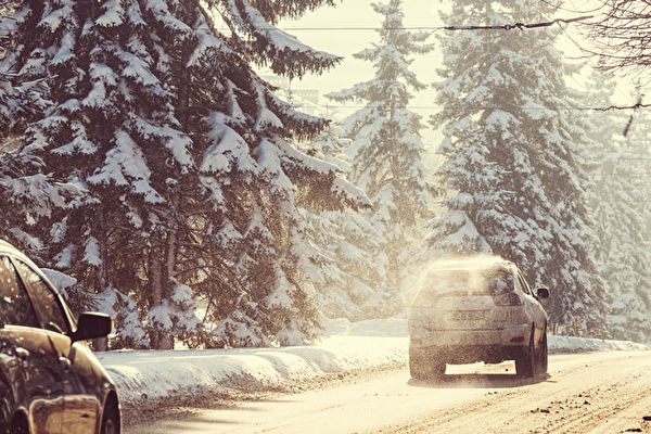 冬季开车需准备什么 以应对冰雪中被困