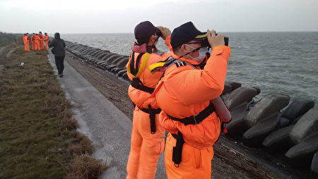 海巡人员持续在岸际协助搜救。 