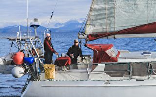 加拿大夫妇辞职以船为家 航海环游世界