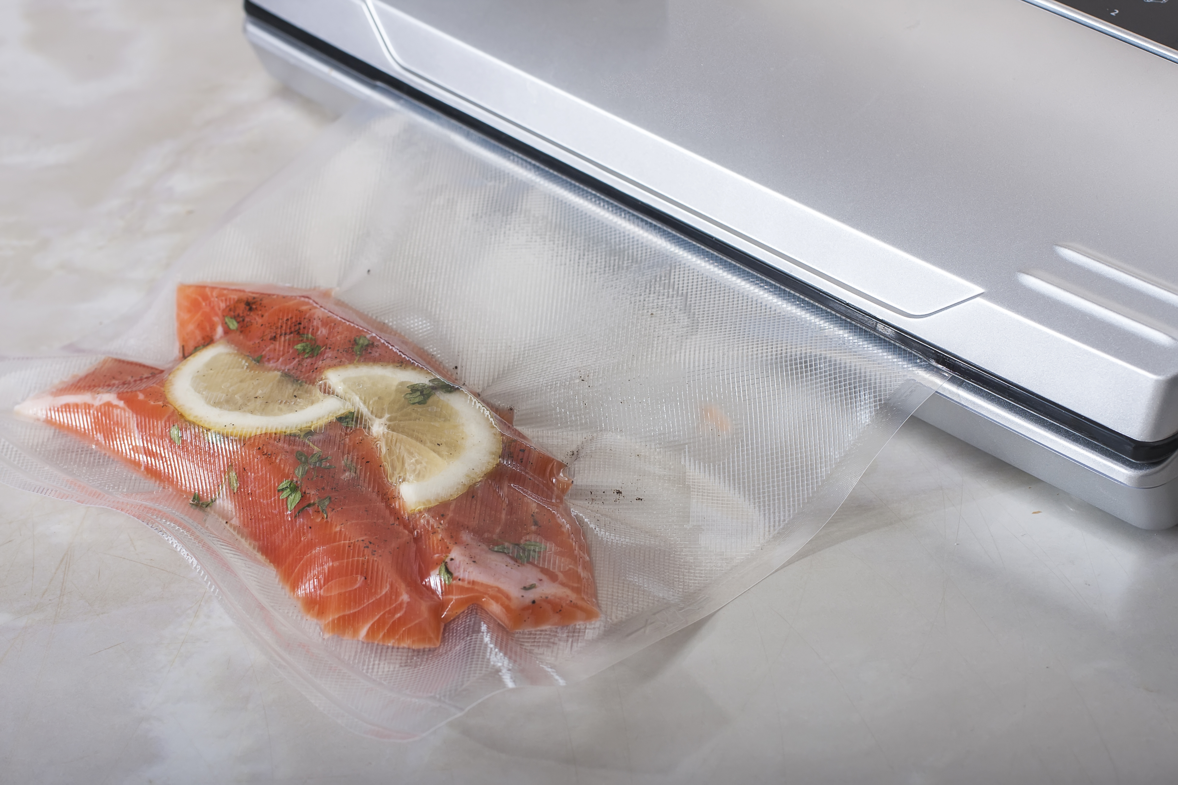 为了避免鱼肉接触到空气,用真空封口机密封塑胶袋。(Shutterstock)