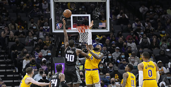 组图：NBA詹姆斯空砍34分 湖人116:125不敌国王