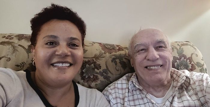 美国女高管辞职 悉心照顾偶遇的痴呆老人