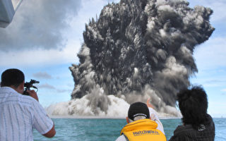 汤加海底火山大爆发 海啸袭击首都 国王撤离