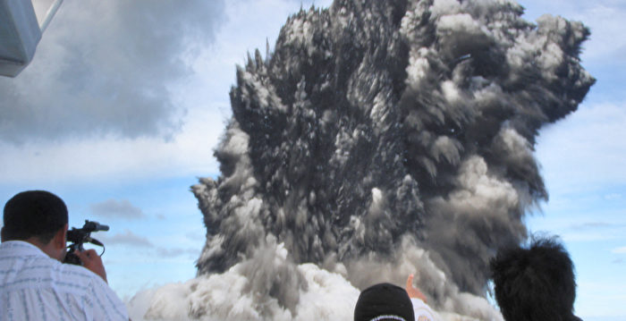 汤加海底火山大爆发 海啸袭击首都 国王撤离