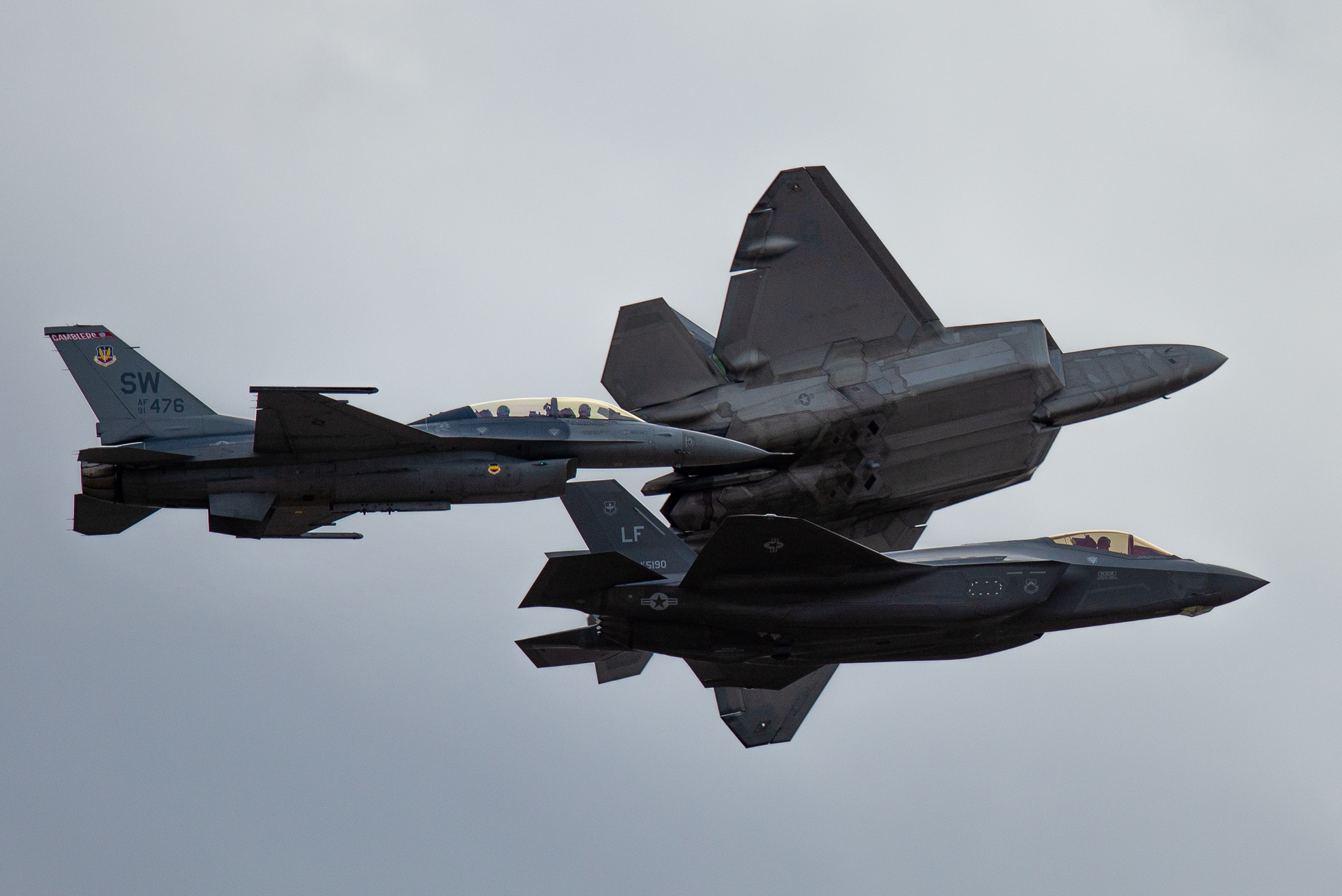 2019年3月2日，F-22 Raptor （上）、F-35 Lighting II（下）和F-16 Viper（左）战争机在亚利桑那州戴维斯-蒙森空军基地上空编队飞行。（好意思国空军）