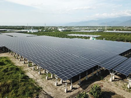 屏東縣佳冬鄉設置全國最大私有地太陽光電案場。