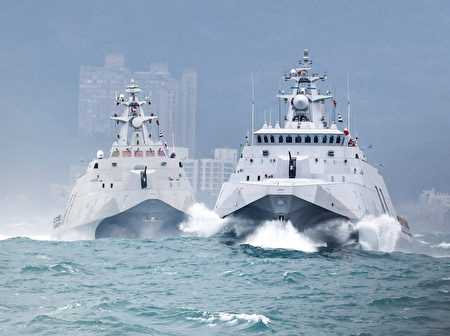 图为海军沱江舰、塔江舰进行操演。