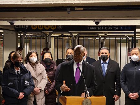 紐約市長亞當斯週六在時代廣場地鐵站召開新聞發佈會，就幾小時前發生的慘案發表講話，表示不會放鬆地鐵的警力。