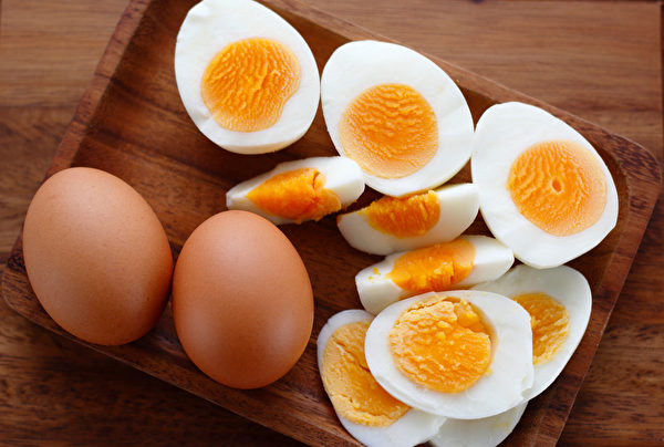 年長者、幼童如果要吃水煮蛋、魯蛋，建議切成一塊塊，避免嚥到。(Shutterstock)