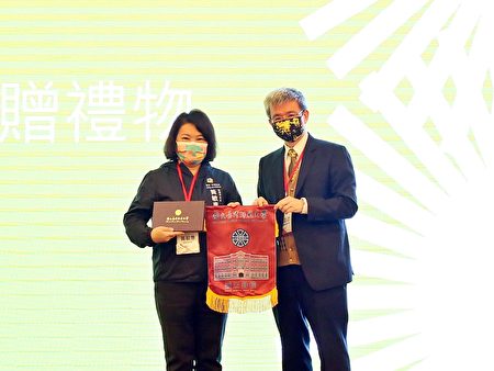 台师大校长颁给市长黄敏惠锦旗及纪念册。
