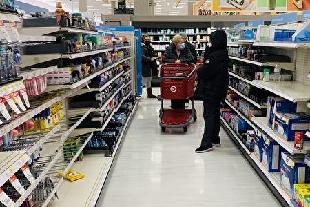 2022年1月17日，顧客在大學點Target超市的CVS藥房，選購感冒藥。