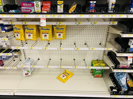 2022年1月17日，大學點Target超市的CVS藥房內的止咳含片快賣空了。