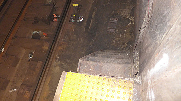 若在纽约地铁站不幸坠轨 如何自救？