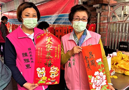 国光里长陈雅惠（左）、市议员邱素贞（右）到场与民众互动，祝大家新春愉快。