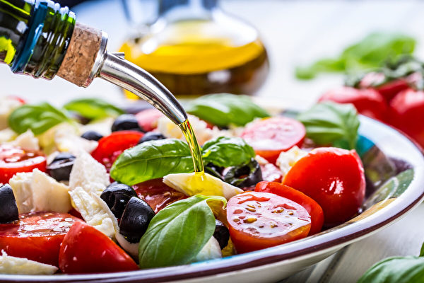 現在流行的地中海式飲食，就把橄欖作為主要的脂肪來源。（Shutterstock）