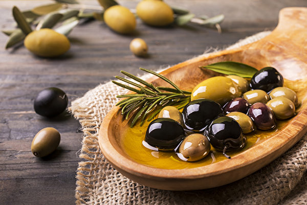 多數人熟悉的是綠橄欖和黑橄欖兩種。(Shutterstock)